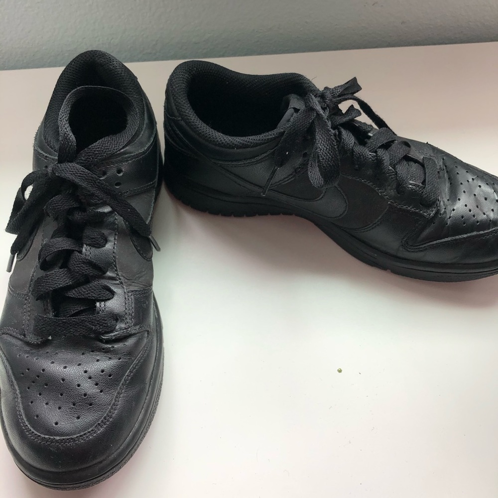 BLACK NIKE AF1s